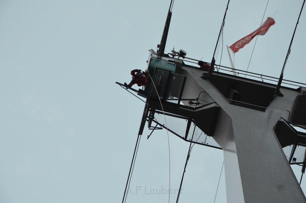 Einsatz BF Hoehenretter Koelner Seilbahn Hoehe Zoobruecke P2187.JPG